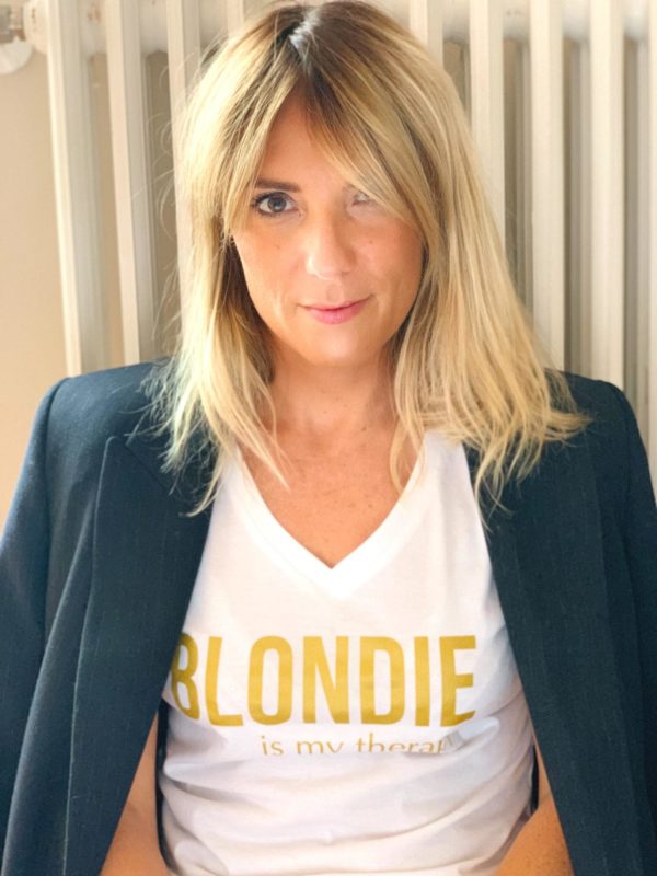 tee shirt col v blondie is my therapy face