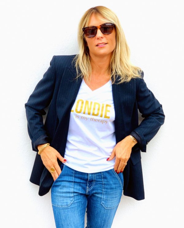t-shirt-col-v-blondie-is-my-therapy-blanc-or