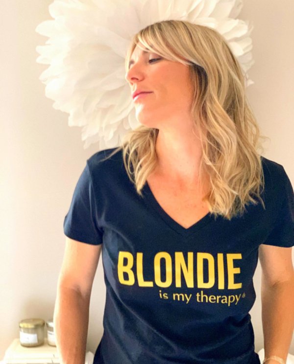 t-shirt-col-v-blondie-is-my-therapy-noir-or-zoom