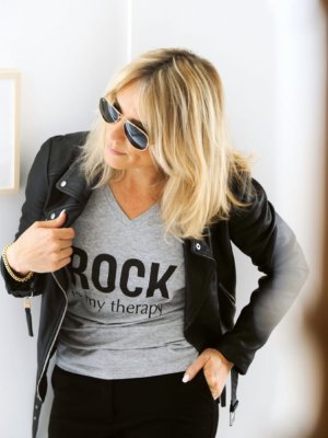 t-shirt-col-v-rock-is-my-therapy-gris