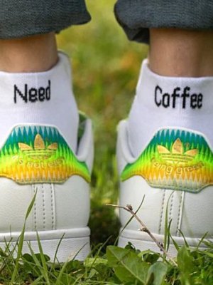 chaussettes blanches need coffee
