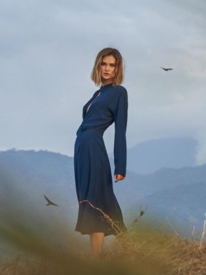 robe-longue-sam-bleu-gitane-porte-profil
