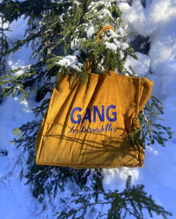 bag-xxl-velours-gang-les-bernadettes-safran-pendu