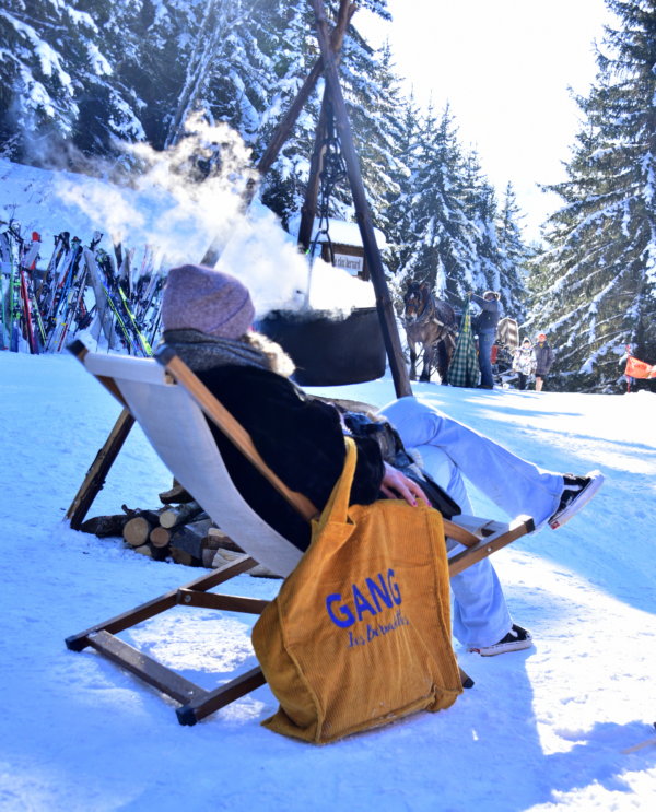 bag-xxl-velours-gang-les-bernadettessafran-pose