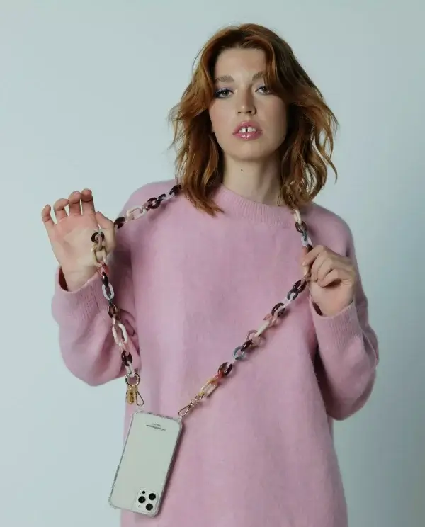 chaine-bijoux-telephone-rosa-rose-porte.jpg