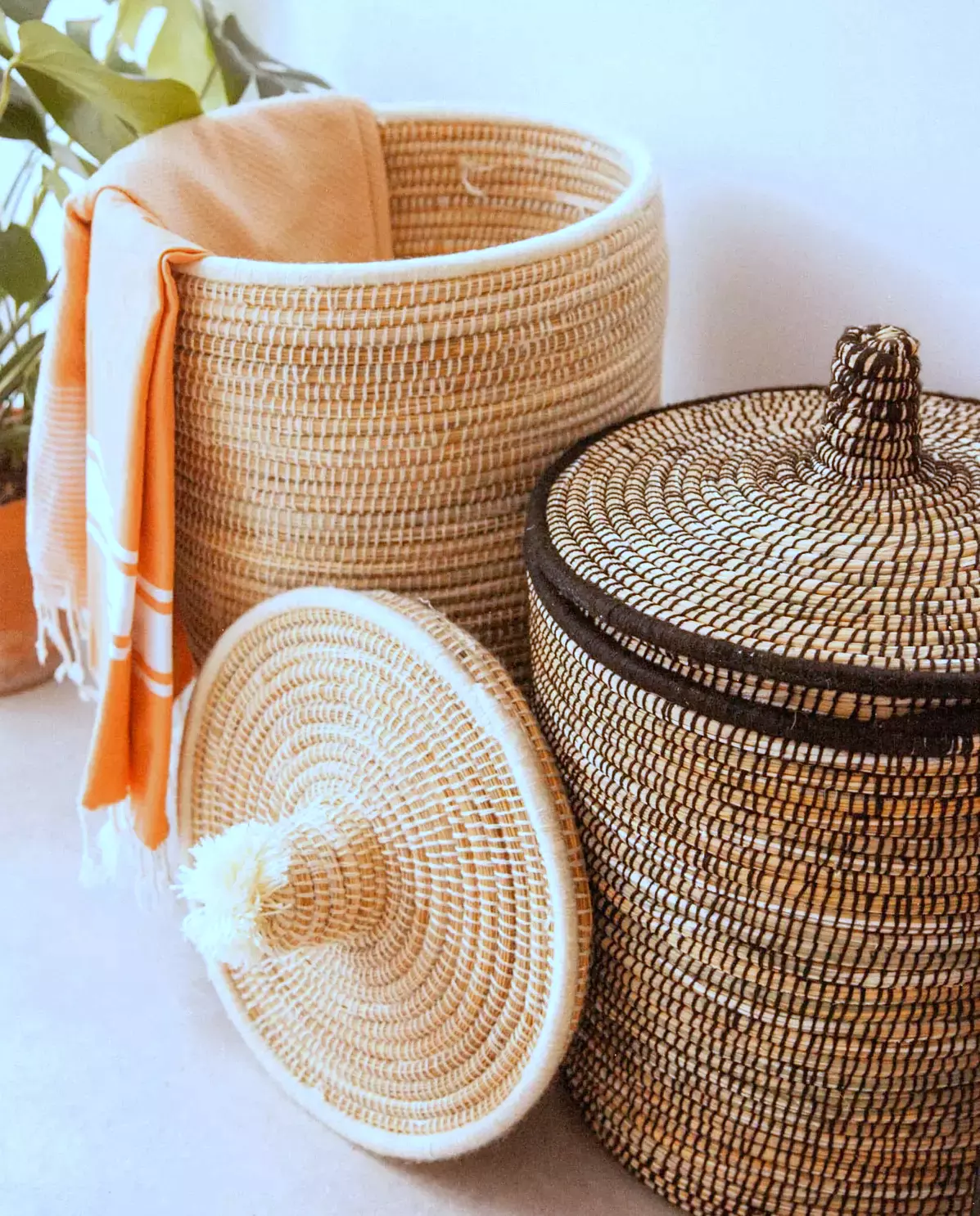 Panier à linge artisanal, tressé en osier et palmier clair