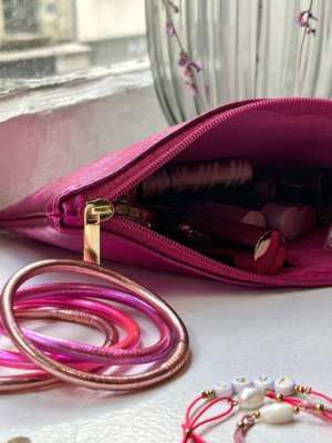 trousse-zip-cuir-paillete-fushia-lifestyle