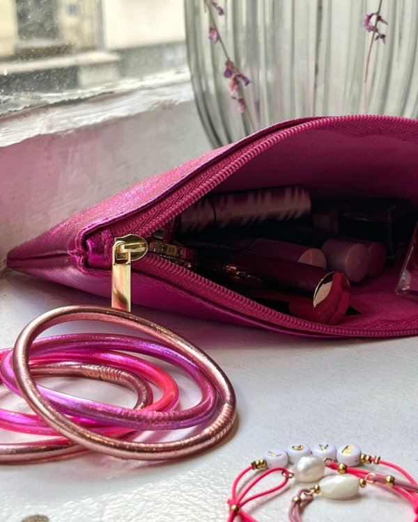 trousse-zip-cuir-paillete-fushia-lifestyle