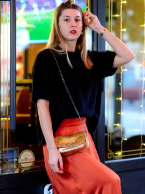 mini-stone-cuir-shinny-gold-crakle-zoom-lifestyle