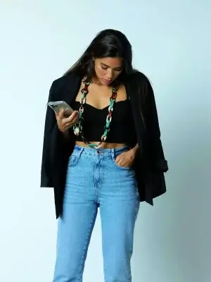 chaine-bijoux-telephone-molly-vert-marron-porte.jpg