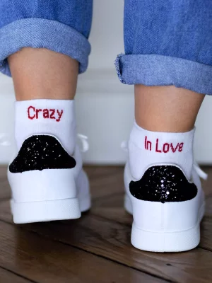 chaussettes-blanches-message-rouge-crazy-in-love-porte