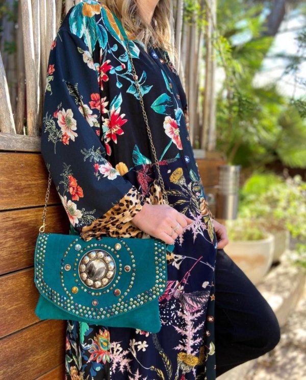pochette opium turquoise lifestyle