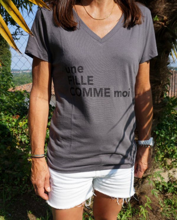 t-shirt-col-v-une-fille-comme-moi-anthrancite-noir