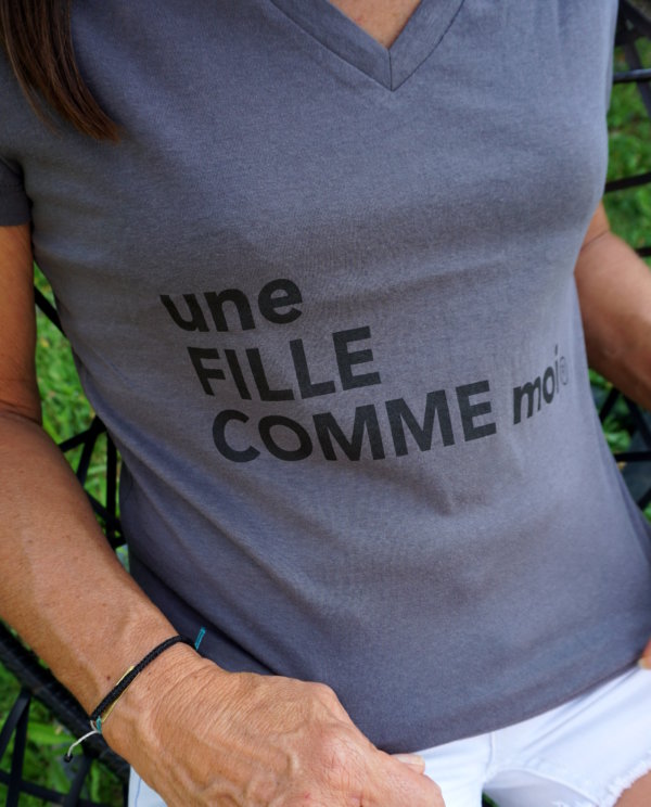 t-shirt-col-v-une-fille-comme-moi-anthracite-noir-zoom