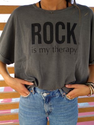 t-shirt-loose-rock-is-my-therapy-gris-used-ecriture-black-face