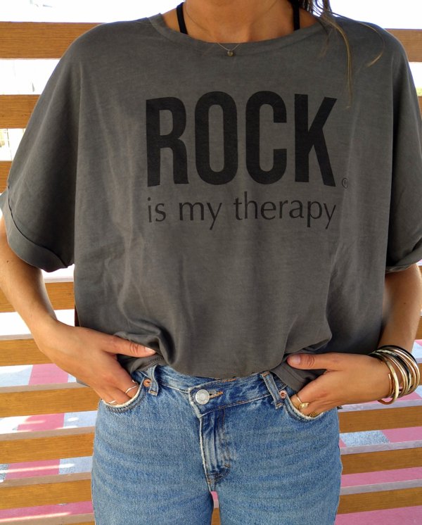 t-shirt-loose-rock-is-my-therapy-gris-used-ecriture-black-face