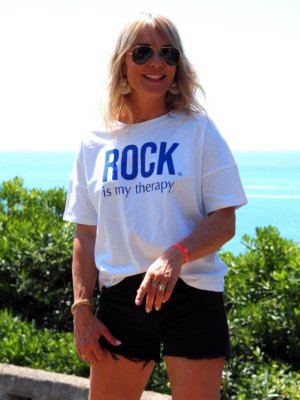 t-shirt-oversize-rock-is-my-therapy-blanc-bleu