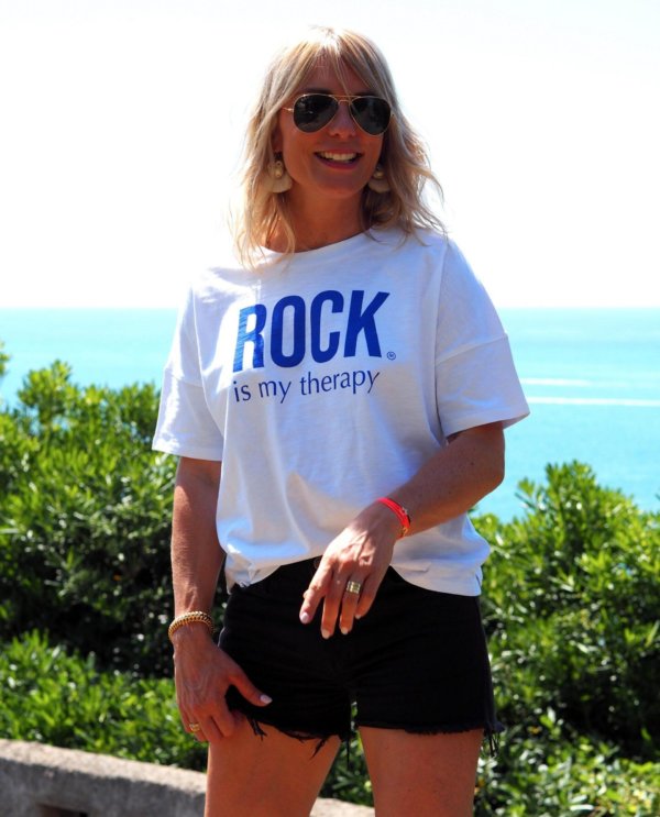 t-shirt-oversize-rock-is-my-therapy-blanc-bleu