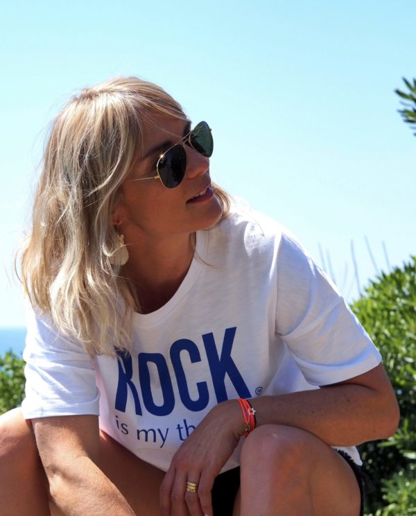 t-shirt-oversize-rock-is-my-therapy-blanc-bleu-zoom
