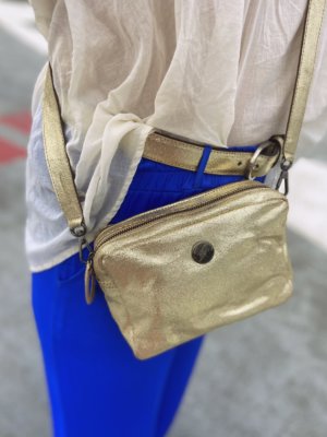trousse-bandouliere-cuir-suede-shinny-gold-zoom