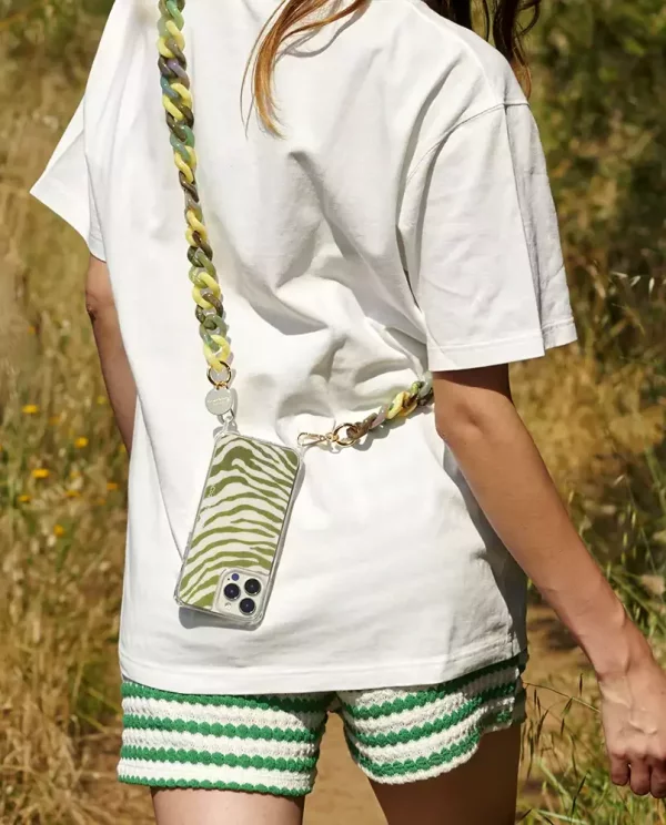 chaine-bijoux-telephone-gia-vert-jaune-porte.jpg